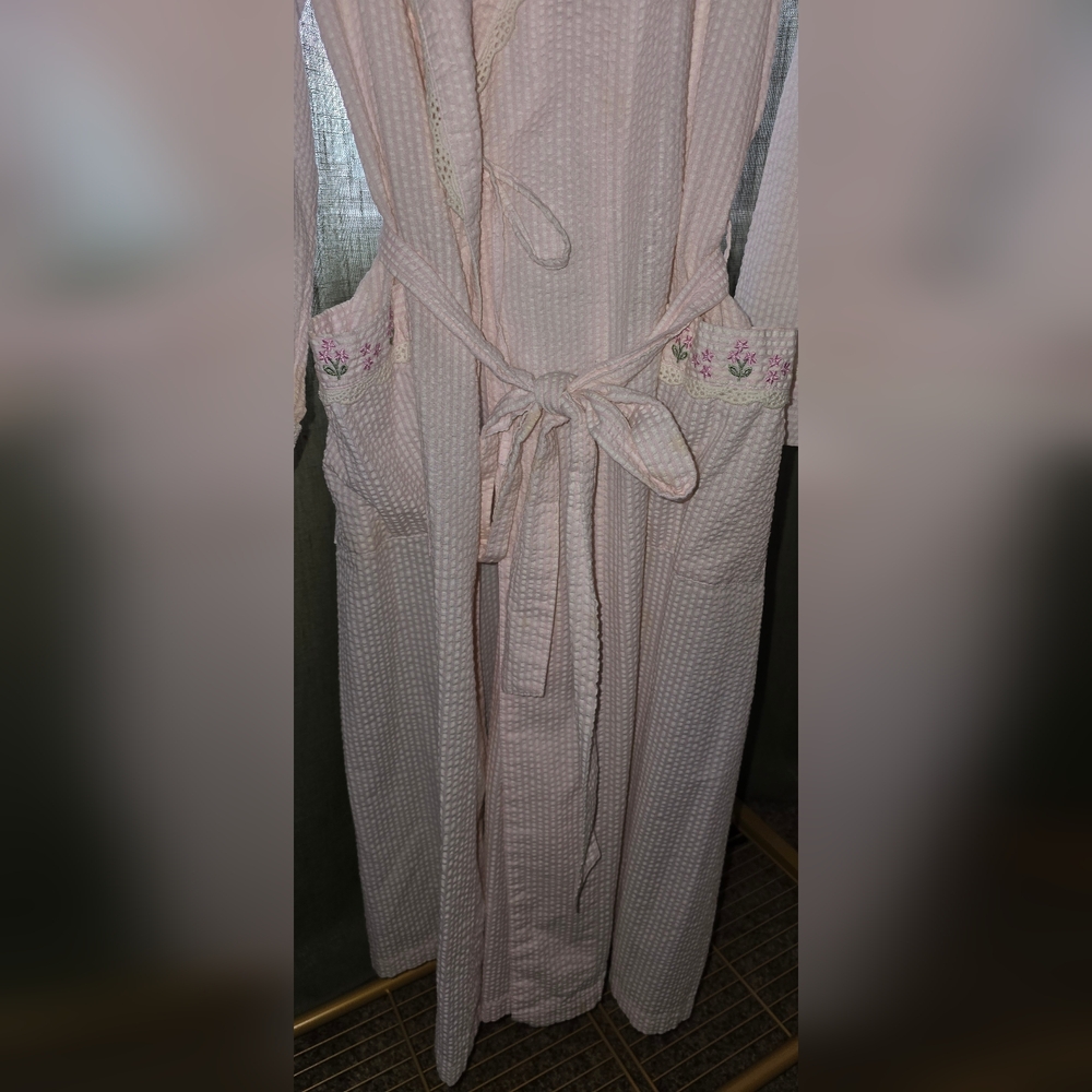 Floral Vanity Fair Robe! - Picture 5 of 8